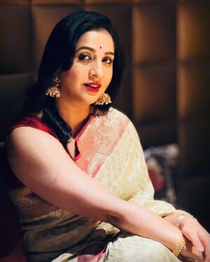 Madhurani Gokhale Instagram - Elegance is Quiet.

Captured by @classycaptures_
Zumkas by @aaryadagina