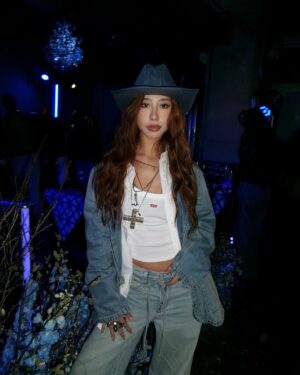 Mae Tan Instagram - In blue and thinking of you 💙👖🏜️🌟
Always fun when old friends and new ones come together. Got the first hand preview of the new @Levis Blue Tab, a collection that focuses on the future of denim, all while focusing on craft, MADE IN JAPAN of course! If you don’t know, I’m a sucker for Japanese brands and craftsmanship! I fell in love all with Levi’s pants over again (still wearing them as we speak)  #FollowTheBlueTab @Levis_Sea 💙