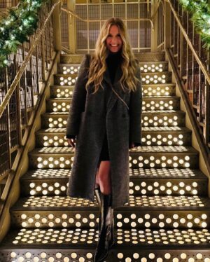 Maggie Lawson Instagram - A little more holiday ✨ happy new year 🎊