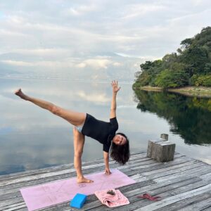 Małgorzata Pieczyńska Instagram - Zawsze i wszędzie jest czas na jogę, ale bywają miejsca magiczne🧘‍♀️🤸🏽‍♂️ Świt i poranek w kraterze wulkanu witany jogą 🤸🏽‍♂️ symbolizuje energię ,siłę, wytrwałość, równowagę i sprezystosc 🤸🏽‍♂️

#joginka #namaste🙏 #iyengaryoga #salvadortravel #actresslife #wakacyjnie