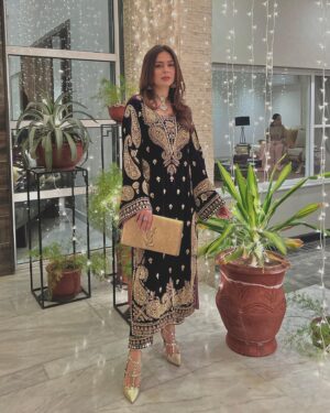 Mahenur Haider Instagram - wearing: @aleenakhan.official 💜