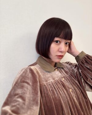 Mai Hagiwara Instagram - new hair 🤎

臨月に入って中々美容院に行けなくなるなぁって思って
髪の毛どうしよ〜。髪色どうしよ〜。と悩みながら
でもなにかイメチェンしたくて！
@nasup さんにたくさん相談して思い切って前髪ぱつんと！

最近前髪伸ばすか流すかだったから、
朝起きて自分の顔みて新鮮だったけど切ってよかった✨

よーし！これで髪の毛も準備完了！
いつも最高にしてくれるナスさんに感謝🦋

#newhair
#maternity
#1人目妊娠中