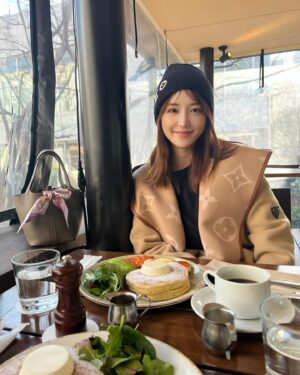 Mai Hakase Instagram - 母と朝ごはんを食べに来ました🥞
この１週間は娘が発熱したり息子のアレルギー外来と咳だったりで、４日連続、小児科→薬局通いからの土日でぐったりでしたが、2人ともスクールに行ってくれたのでやっとほっとつける時間でした🥰
すっぴんだったけどAI機能でメイクしてもらいました🤭💄
アプリありがたいー🙏

#まますたぐらむ 
#3歳男の子 
#1歳女の子