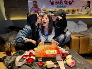 Maika Yamamoto Instagram - 結を演じる姿
現場を明るくする姿素晴らしかった。

顔を見た瞬間ぎゅーーーーーーーっと抱きしめました。

美優も一緒にみんなでサプライズお疲れ様会をして
お誕生日もお祝いできました。大成功。

親友、朝ドラお疲れ様🫂
26歳おめでとう🫂

@kannahashimoto.mg 
@michopa1030

🩶最後の4.5枚目は美優が撮ってくれた。
🩶いい顔してるね