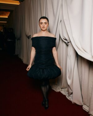 Maisie Williams Instagram - thirst trapping the end of the world x
@britishvogue @britishgq
@chiomannadi @adambaidawi