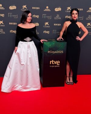 Maite Alberdi Instagram - Fue una linda noche con “El lugar de la otra” en los Goya 2025. Celebramos haber estado nominadas y sentir siempre el cariño del público y la industria española. Gracias! @academiadecine @netflixlat @fabula_prod 

Vestido @tot_hom
Estilismo @bdelacova
Joyas @mumit_jewellry
Sandalias @martinellishoes
Muah @veroluna.makeup @one__offartists @chanel.beauty 
Asistente @maria_tattaglia / gracias @imc_management por hacer todo posible! @thecuriousgeorge2 / La mejor compañera de ruta @elisazulue ❤️ #shotoniphone