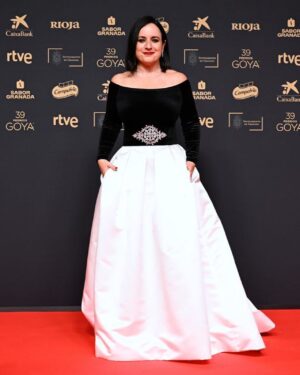 Maite Alberdi Instagram - Fue una linda noche con “El lugar de la otra” en los Goya 2025. Celebramos haber estado nominadas y sentir siempre el cariño del público y la industria española. Gracias! @academiadecine @netflixlat @fabula_prod 

Vestido @tot_hom
Estilismo @bdelacova
Joyas @mumit_jewellry
Sandalias @martinellishoes
Muah @veroluna.makeup @one__offartists @chanel.beauty 
Asistente @maria_tattaglia / gracias @imc_management por hacer todo posible! @thecuriousgeorge2 / La mejor compañera de ruta @elisazulue ❤️ #shotoniphone
