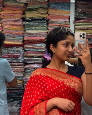 Maitreyi Ramakrishnan Instagram - saree shopping, icecream, sunsets, and more in Colombo (I got the red saree) 🥰🌹