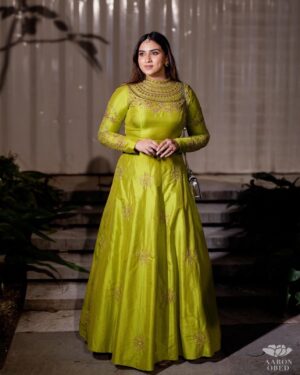 Malavika Jayaram Instagram - A little late, but wow, what an unforgettable December it was!

I couldn’t let it pass without a huge shoutout to my fairy godmothers who always show up and sprinkle their magic to get me event-ready. You all made every moment feel extra special!

Swipe to relive the magic —>

1.ThaaliKettu at Guruvayur  Saree: @baavinchi 
Makeup: @mishlak_ 
2.Pre-Wedding Reception
Outfit: @baavinchi 
Makeup: @jananirangadhurai 
3.Mehendi
Outfit: @labelshireenshahana 
Makeup: @jananirangadhurai 
4.Sangeet
Outfit: @t.and.msignature | Sherwani: @raahat_by_paritha 
Makeup: @salomirdiamond 
5.Cocktail Reception
Outfit: @rosantoparekkattil | Tuxedo: @baavinchi 
Makeup: @salomirdiamond 

A massive thank you to all of you for your hard work, talent, and love! Couldn’t have done it without you! 💫