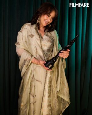 Manisha Koirala Instagram - “I am truly humbled to receive the Filmfare Award for Best Actor in an OTT Drama Series. This honor is especially precious to me as it comes after my battle with cancer and at a time when I’m in my early 50s.

This award is not just a recognition of my work, but also a symbol of hope for many who are facing tough challenges in their lives. It’s a reminder that with determination, resilience, and hard work, we can overcome even the most daunting obstacles and achieve our dreams.

I am grateful for this journey and for the love and support of my family, friends, and fans. Thank you @jiteshpillaai @filmfare Awards for this incredible honor! #FilmfareAwards #BestActor #OTT #Hope #Resilience”