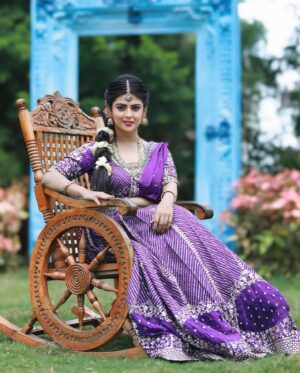Mansi Joshi Instagram - Navrathri Day 9: Siddhidatri Devi (Purple colour) 💜

ನೇರಳೆ ಬಣ್ಣವು ಐಷಾರಾಮಿ, ಶರೀರ ಮತ್ತು ಆತ್ಮದ ಸಮತೋಲನವನ್ನು ಸೂಚಿಸುವ ಬಣ್ಣ.
ಆಧ್ಯಾತ್ಮಿಕತೆ ಮತ್ತು ಬುದ್ಧಿವಂತಿಕೆಯನ್ನು ಪ್ರತಿನಿಧಿಸುವ ಪವಿತ್ರ ಬಣ್ಣ.
ಈ ದಿನ ಭಕ್ತರು ದುರ್ಗಾ ದೇವಿಯ 9 ನೇ ರೂಪವಾದ ಸಿದ್ಧಿದಾತ್ರಿ ದೇವಿಯನ್ನು ಪೂಜಿಸುತ್ತಾರೆ.

ಈ ದಿನದಂದು ಅವಳನ್ನು ಪೂಜಿಸುವುದು ಆಧ್ಯಾತ್ಮಿಕ ಬೆಳವಣಿಗೆ ಮತ್ತು ಜ್ಞಾನೋದಯವನ್ನು ಪಡೆಯಲು ಮಂಗಳಕರ.

May Devi Siddhidatri manifests our desires and fulfill our dreams on the last day of Navarathri 🙏🏻

MUA my favourite @makeoverwithtara_raam 💜

Beautiful purple outfit by @dt_bridalstudio 💜

Photography by the talented @dhruva_127 @_anand_srinivasan_ 💜

Beautiful jewellery by @thespatika 💜

Hair by @ramya_hair_artistry 💜

Location @shoot_in.official 📍