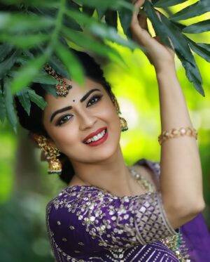 Mansi Joshi Instagram - Navrathri Day 9: Siddhidatri Devi (Purple colour) 💜

ನೇರಳೆ ಬಣ್ಣವು ಐಷಾರಾಮಿ, ಶರೀರ ಮತ್ತು ಆತ್ಮದ ಸಮತೋಲನವನ್ನು ಸೂಚಿಸುವ ಬಣ್ಣ.
ಆಧ್ಯಾತ್ಮಿಕತೆ ಮತ್ತು ಬುದ್ಧಿವಂತಿಕೆಯನ್ನು ಪ್ರತಿನಿಧಿಸುವ ಪವಿತ್ರ ಬಣ್ಣ.
ಈ ದಿನ ಭಕ್ತರು ದುರ್ಗಾ ದೇವಿಯ 9 ನೇ ರೂಪವಾದ ಸಿದ್ಧಿದಾತ್ರಿ ದೇವಿಯನ್ನು ಪೂಜಿಸುತ್ತಾರೆ.

ಈ ದಿನದಂದು ಅವಳನ್ನು ಪೂಜಿಸುವುದು ಆಧ್ಯಾತ್ಮಿಕ ಬೆಳವಣಿಗೆ ಮತ್ತು ಜ್ಞಾನೋದಯವನ್ನು ಪಡೆಯಲು ಮಂಗಳಕರ.

May Devi Siddhidatri manifests our desires and fulfill our dreams on the last day of Navarathri 🙏🏻

MUA my favourite @makeoverwithtara_raam 💜

Beautiful purple outfit by @dt_bridalstudio 💜

Photography by the talented @dhruva_127 @_anand_srinivasan_ 💜

Beautiful jewellery by @thespatika 💜

Hair by @ramya_hair_artistry 💜

Location @shoot_in.official 📍