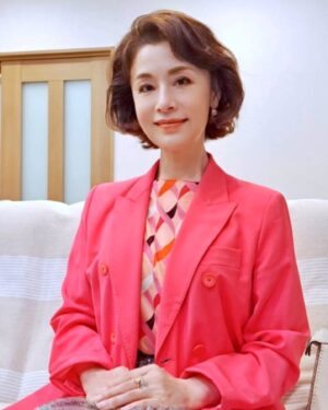 Mao Daichi Instagram - ちょっと
そこのアナタ！あなたよ～！
今夜も勿論、ご覧になるわよね📺
可愛くて歌が上手な子が👧
親の問題で、小学校お受験が大変だって言うから
ポピンズさん🌂としてお手伝いに行ってあげたの😊
あっちゃんに頼まれて…。私は忙しいって言うのに！
最近は、あっちゃんも誘って
ルーシーダットンヨガにも行ってるのよ🧘
忙しいのに…（笑）
最後は勿論、バシッと斬ったわよ❣️❣️
観てごらんなさい😊
ホントに、スカッ‼️とするから*\(^o^)/*
今夜11時40分🌹最高のオバハン中島ハルコ🌹よ‼️

#最高のオバハン中島ハルコ 🌹
#最高のオバハン #中島ハルコ #MIB 
#オトナの土ドラ 📺
#東海テレビ #フジテレビ系列
#毎週土曜夜11時40分
#第4話 #1月25日
#原作 #林真理子 #脚本 #西荻弓絵
#田山涼成 #あっちゃん
#大地真央
#MAODAICHI