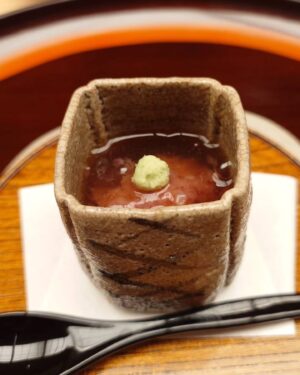Mao Daichi Instagram - 先日
京都の菊乃井鮨「青」に行って来ました
お鮨🍣も、それぞれのお料理も絶品でした😋
器は全て魯山人！🫨

さて、25日(土)明日の
🌹最高のオバハン中島ハルコ🌹
第4話　23時40分からお見逃しなく〜（＾Ｏ＾☆♪

#菊乃井 #村田吉弘
#ミシュラン三ツ星★★★
#鮨青
#魯山人#北大路魯山人
#最高のオバハン中島ハルコ 🌹
#最高のオバハン #中島ハルコ #MIB 
#オトナの土ドラ 📺
#東海テレビ #フジテレビ系列
#毎週土曜夜11時40分
#第4話 #1月25日
#原作 #林真理子 #脚本 #西荻弓絵
#大地真央
#MAODAICHI
#森田恭通
#yasumichimorita