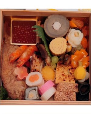 Mao Daichi Instagram - 新年あけましておめでとうございます🎍
本年も宜しくお願い申し上げます。

巳は、再生と成長の象徴だそうですね🐍
皆さまの1年も明るく前進の年になりますように…

元旦は久しぶりに家族とのんびり過ごしました🍱🍶
今年も森田シェフは🧑‍🍳
関西風と関東風のお雑煮を2種類作ってくれました🙏
夜には、特製鍋🍲も…大根と豚肉が相性ぴったりでした😋
角刈りの板前さんは、ただ見守っていました。。😙

そして、
今夜11:40からは🌹最高のオバハン中島ハルコ🌹初回‼️
是非！ご覧くださいねー(^_^)

#お正月記録🎌🎉
#2025年
#令和巳年 🐍
#おせち料理 🍱
#お雑煮 2種類
#かんだ#神田裕行
#DEAN&DELUCA
#deananddeluca
#麻布浅井
#御和食みうら
#東京柿傳
#門松 🎍
#最高のオバハン中島ハルコ 🌹
#最高のオバハン #中島ハルコ #MIB 
#大地真央
#MAODAICHI
#森田恭通
#yasumichimorita