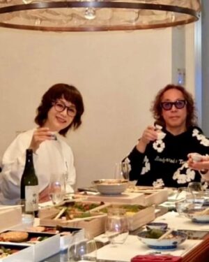 Mao Daichi Instagram - 新年あけましておめでとうございます🎍
本年も宜しくお願い申し上げます。

巳は、再生と成長の象徴だそうですね🐍
皆さまの1年も明るく前進の年になりますように…

元旦は久しぶりに家族とのんびり過ごしました🍱🍶
今年も森田シェフは🧑‍🍳
関西風と関東風のお雑煮を2種類作ってくれました🙏
夜には、特製鍋🍲も…大根と豚肉が相性ぴったりでした😋
角刈りの板前さんは、ただ見守っていました。。😙

そして、
今夜11:40からは🌹最高のオバハン中島ハルコ🌹初回‼️
是非！ご覧くださいねー(^_^)

#お正月記録🎌🎉
#2025年
#令和巳年 🐍
#おせち料理 🍱
#お雑煮 2種類
#かんだ#神田裕行
#DEAN&DELUCA
#deananddeluca
#麻布浅井
#御和食みうら
#東京柿傳
#門松 🎍
#最高のオバハン中島ハルコ 🌹
#最高のオバハン #中島ハルコ #MIB 
#大地真央
#MAODAICHI
#森田恭通
#yasumichimorita
