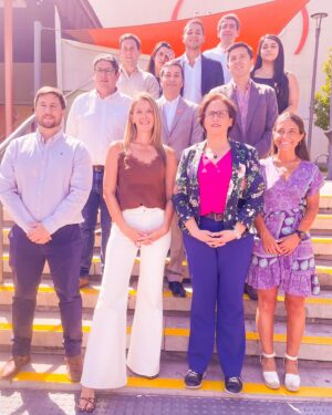 Marcela Sabat Instagram - 🚨ACUERDO POR LA SEGURIDAD. Hoy concretamos el compromiso por la #Seguridad con la @subprevdelito y @alianzaincl con nuestras empresas asociadas @uber @ubereats @cabify_chile @didi_chile  y @rappichile 

Tenemos la convicción de que la seguridad es clave para desarrollar cualquier actividad y por eso desde hoy, nuestras empresas asociadas ponen a disposición una vez más, de la ciudadanía, su #tecnología e #innovación en pos de más y mejor seguridad.

En este acuerdo nos comprometemos a:
1.  Implementar sistemas de validación de identidad biométrica a conductores y repartidores, a fin de prevenir el uso indebido de cuentas, lo cual permitirá aumentar sustantivamente la seguridad de los usuarios.
2. A colaborar con la Subsecretaría de Prevención del Delito, en la difusión del Programa Denuncia Seguro, a través de las diversas plataformas de comunicación de las que disponen para relacionarse con sus usuarios, con el objeto de fomentar su utilización.
3. A continuar las coordinaciones necesarias con la subsecretaría para aumentar la seguridad de los usuarios y conductores.

Agradecemos la buena voluntad y rapidez de la Subsecretaria @carolina.leitao_ para sellar este acuerdo.

Seguiremos por este tremendo camino de la colaboración público privada 💪🏻