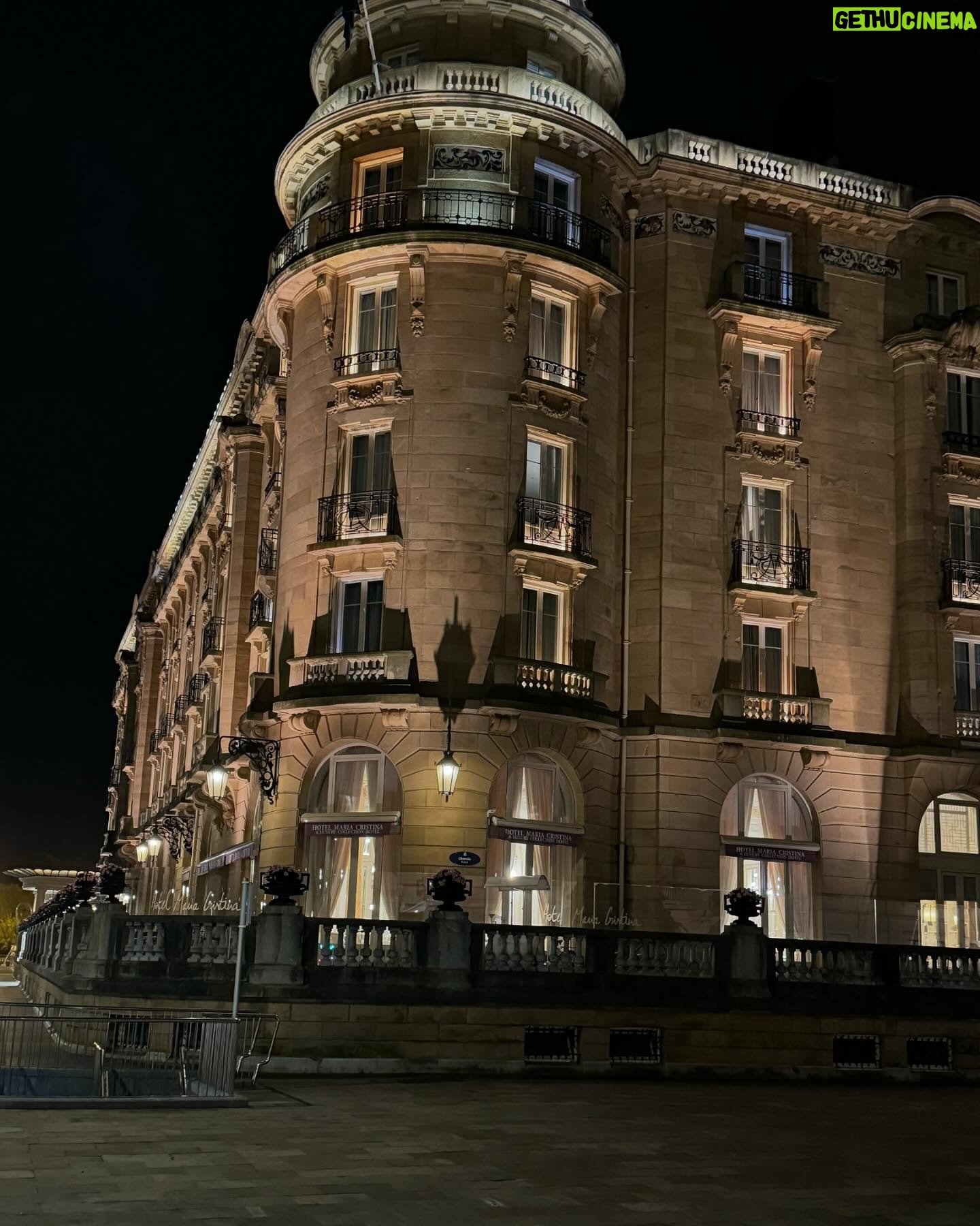 Marg Helgenberger - 5.9K Likes - San Sebastian…I’ll be back!
Nothin’ but good vibes in this charming & beautiful city in the Basque country of Spain.
Special thanks to @hotelmariacristina for the warm & generous welcome.