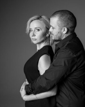 Margarita Rodina Instagram - Как же время открывает человека, это на самом деле интереснейший процесс. А не вот эта ваша первомесячная романтика. 
Я раньше думала на одинаковости люди и создают семьи, а оказывается в разности есть свои плюсы. 
Ты всегда немножечко в шоке. 
Особенно, когда понимаешь, что он не любит авокадо, оливки и мороженое. А ты жить без них не можешь. 
Когда в кино вы смотрите разные жанры. 
Когда шутки про говно веселят сильнее, чем шутки про литературу. 
Когда 3 ложки сахара в чай - это мало

Но главное - это не вызывает конфликтов или делания переделать или - ты что, меня не любишь или почему ты не хвалишь мое недоваренное брокколи?

Нет!
Это вызывает желание научится лучше играть в дурака и поставить на кон авокадо. Потому что даже если ты проиграешь, авокадо тоже можно интересно обыграть… но это уже совсем другая история. 
А вы в паре насколько разные люди?

Фото @ann_chagley 
Образ @nina_nezhinskaia 

#женскийстендап
#правильноепитание 
#подарокмужчине