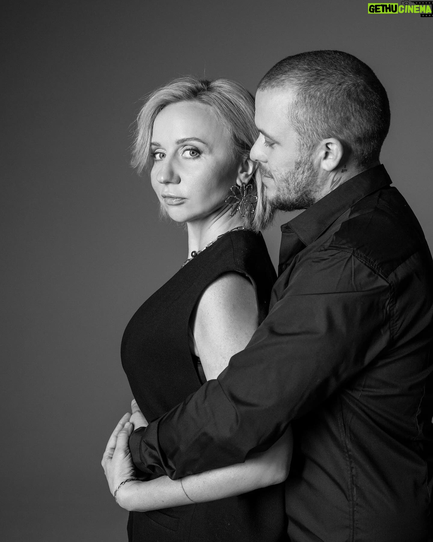 Margarita Rodina - 2.8K Likes - Как же время открывает человека, это на самом деле интереснейший процесс. А не вот эта ваша первомесячная романтика.
Я раньше думала на одинаковости люди и создают семьи, а оказывается в разности есть свои плюсы.
Ты всегда немножечко в шоке.
Особенно, когда понимаешь, что он не любит авокадо, оливки и мороженое. А ты жить без них не можешь.
Когда в кино вы смотрите разные жанры.
Когда шутки про говно веселят сильнее, чем шутки про литературу.
Когда 3 ложки сахара в чай - это мало
Но главное - это не вызывает конфликтов или делания переделать или - ты что, меня не любишь или почему ты не хвалишь мое недоваренное брокколи?
Нет!
Это вызывает желание научится лучше играть в дурака и поставить на кон авокадо. Потому что даже если ты проиграешь, авокадо тоже можно интересно обыграть… но это уже совсем другая история.
А вы в паре насколько разные люди?
Фото @ann_chagley
Образ @nina_nezhinskaia
#женскийстендап
#правильноепитание
#подарокмужчине