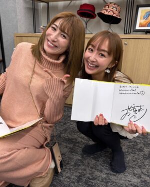 Mari Okamoto Instagram - 絵本発売記念クラファン支援者さん向けパーティー🥳

支援いただいた方々やお友達に会えて
凄く嬉しかったです！！

何より絵本 @usigaerukun を読んでくださった方が、
涙を流してくださり、

"辛い"経験から気付けた"幸せ"な気持ちを詰め込んだ作品だったので、改めて辛い経験が報われた瞬間でもありました。

会場をお貸しいただいた @tomohappy111 社長、

お食事提供いただいた
@bowwow_kitchencar さん、
@anela.bowls の @miyuu_ailes ちゃん

お土産提供いただいた
#京伏見菓匠和晃 さん
#漢方の春日部第一薬局 の @katsunari0125 さん

皆様、本当にありがとうございました！感謝致します☺️💝
