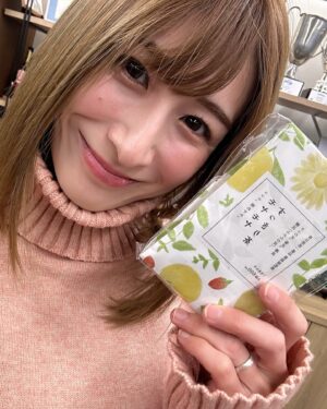Mari Okamoto Instagram - 絵本発売記念クラファン支援者さん向けパーティー🥳

支援いただいた方々やお友達に会えて
凄く嬉しかったです！！

何より絵本 @usigaerukun を読んでくださった方が、
涙を流してくださり、

"辛い"経験から気付けた"幸せ"な気持ちを詰め込んだ作品だったので、改めて辛い経験が報われた瞬間でもありました。

会場をお貸しいただいた @tomohappy111 社長、

お食事提供いただいた
@bowwow_kitchencar さん、
@anela.bowls の @miyuu_ailes ちゃん

お土産提供いただいた
#京伏見菓匠和晃 さん
#漢方の春日部第一薬局 の @katsunari0125 さん

皆様、本当にありがとうございました！感謝致します☺️💝