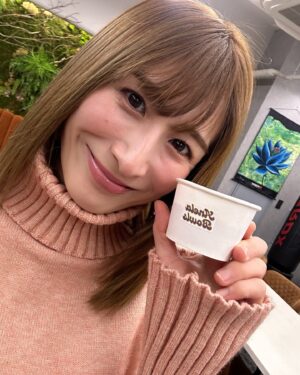 Mari Okamoto Instagram - 絵本発売記念クラファン支援者さん向けパーティー🥳

支援いただいた方々やお友達に会えて
凄く嬉しかったです！！

何より絵本 @usigaerukun を読んでくださった方が、
涙を流してくださり、

"辛い"経験から気付けた"幸せ"な気持ちを詰め込んだ作品だったので、改めて辛い経験が報われた瞬間でもありました。

会場をお貸しいただいた @tomohappy111 社長、

お食事提供いただいた
@bowwow_kitchencar さん、
@anela.bowls の @miyuu_ailes ちゃん

お土産提供いただいた
#京伏見菓匠和晃 さん
#漢方の春日部第一薬局 の @katsunari0125 さん

皆様、本当にありがとうございました！感謝致します☺️💝