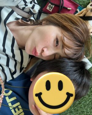 Mari Okamoto Instagram - 息子と池袋のてんぼうパークへ☁️
息子が、母さんも！って撮ってくれた📷❤️

【私服】アメブロに載せてるよ😘
トップスは、楽天のレディース服専門店 CLOVERDEPOT！
ショートパンツスカートは、楽天のSAISON DE PAPILLON！
ダウンは、楽天のTResor-clothesです🫶

#ママコーデ #プチプラコーデ #プチプラファッション #プチプラ高見えコーデ #今日のコーデ #今日の服