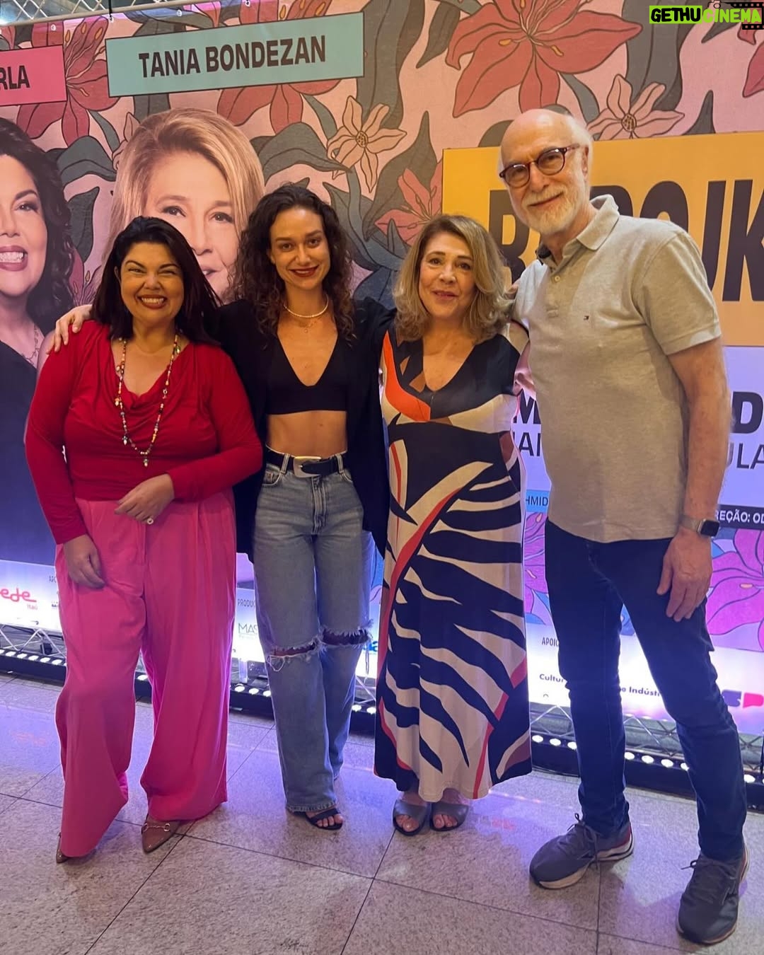 Maria Pinna - 4.2K Likes - Viva os verdadeiros artistas deste país, que dedicam suas vidas a arte. O teatro resiste porque vocês existem. E nós, como público, precisamos resistir juntos. Afina, o que seria da vida sem a arte?
@radojkaacomedia 🎭🫡✊🏼
