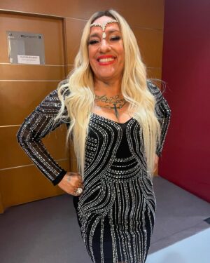 Maria Rueff Instagram - Claudia Nayara “réplica original “ da @claudianayaraoficial graças ao excepcional trabalho de equipa de:
Guarda-roupa : @ltinacosta & Inês 
Maquilhagem & cabelo : @katiasergioalxeredomakeuphair -Lília ( make-up) & Paulina (cabelo) 
🙏❤️❤️❤️❤️
@caporcasartp de @herman.jose.oficial
📷 @ltinacosta