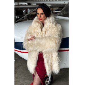 Maria Silvestar Instagram - Между снимките за Коледното видео за @eurostill_doors_and_windows , @pashtrapanska ме е фотографирала, гримирала и фризирала … 🌲🎄🌲

#makeup #makeuplook #backstage #shooting