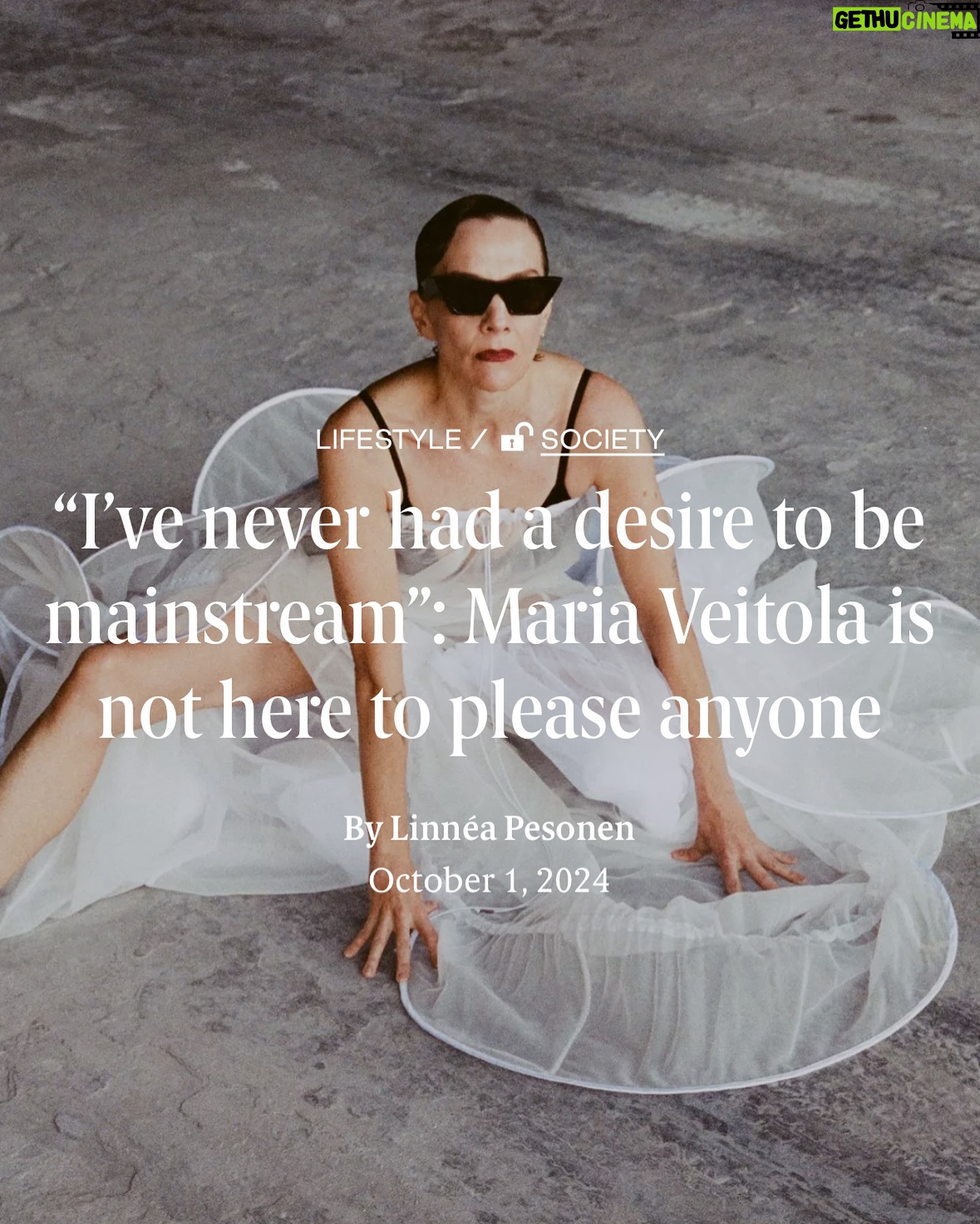 Maria Veitola - 14.4K Likes - Rakastin jo nuorena muotilehtiä. Ostin ensimmäisen 12-vuotiaana. Lempilehtiäni olivat The Face, i-D ja tietysti Vogue.
Aikaa ennen älypuhelimia, sovimme tapaamiset ystävien kanssa useimmiten Stockmannin lehtiosastolle. Ei haitannut, jos joku oli myöhässä. Olipahan enemmän aikaa plärätä lehtiä.
Jos tapasimme kahvilassa, sovimme treffit niihin, joissa oli hyvä lehtivalikoima. Esimerkiksi Vanhalla Ylioppilastalolla oli 90-luvun puolivälissä fantastinen lehtikahvila.
Ulkomaalaiset lehdet olivat meille kalliita, ja siksi arvokkaita aarteita. Lainasimme niitä toisillemme, ja opiskelimme kaiken tarkasti. Internet oli vasta aluillaan, eikä sosiaalisesta mediasta ollut haisuakaan. Muotilehdet olivat musiikkivideoiden, levynkansien, elokuvien ja Sex and the City -sarjan lisäksi merkittäviä, ja jokseenkin ainoita oman tyylin ja visuaalisen inspiraation lähteitä.
Me emme eläneet trendeissä, vaan alakulttuureissa ja ilmiöissä. Nykyisen kaltaista kiihkeää pikamuotiketjujen, vaikuttajien ja sosiaalisen median koneistoa ei ollut. Luojan kiitos niin. Vaikka haimme inspiraatiota, emme halunneet imitoida. Tärkeintä oli omaperäisyys, individualismi.
Laitoin siis vähät rahani nuorena mielummin muotilehtiin, kuin vaikkapa ruokaan. Osasin manifestoida ja haaveilla, mutta en silti osannut kuvitella esiintyväni Voguen sivuilla oman äitini ikäisenä.
Mutta sitten kävi niin.
Kiitos elämä, kiitos @voguescandinavia ❤️
Ja kiitos ihana tiimi:
Kuvat: @karoliinabarlund
Teksti: @linneapesonen
Stailaus: @silandersanna
Meikki & hiukset @jenny_jansson