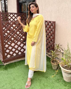 Mariam Ansari Instagram - Eid Mubarak ✨

Wearing @dcodebykinzahashmi