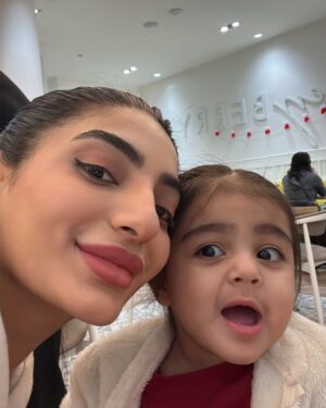 Mariam Ansari Instagram - Just me and my girlfriend having fun in the snow ❄️☃️🫶