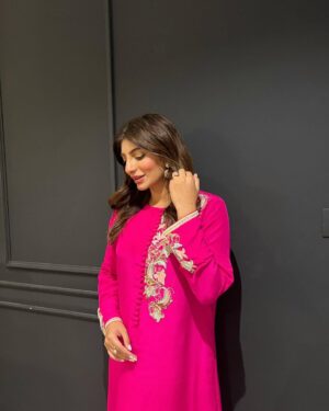 Mariam Ansari Instagram - Just couldn’t choose one! 
Eid Mubarak 🌸

👗 @sammykdesigns
 
 Photo credits to my ever loving bhabsss @sabooraly 😘