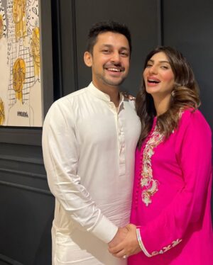 Mariam Ansari Instagram - Just couldn’t choose one! 
Eid Mubarak 🌸

👗 @sammykdesigns
 
 Photo credits to my ever loving bhabsss @sabooraly 😘