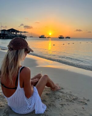 Mariana Fabbiani Instagram - ¡Qué felicidad estar de vuelta! 🥳🥳🥳 Ya descansé, ya leí, ya comí rico y ya dormí hasta tarde, ¡ahora quiero volver a encontrarme con ustedes! 🤓🤓 Este lunes a las 15 hs vuelve @eldiariodemariana y cumplimos 10 años, qué locura 🥰 Gracias por acompañarnos siempre, nos vemos en @americatv 💫