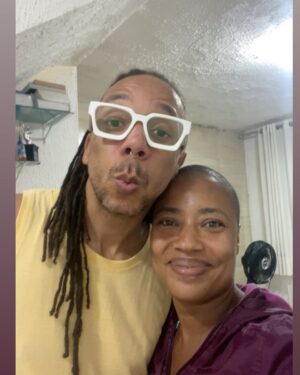 Mariana Nunes Instagram - Salvador me roubou
Conheci tanta gente 
Ranquei meu cabelo
Fiz aula de clássico

Vi muita peça boa
Passeei com meu pai
Ouvi na rua que na TV pareço muito mais velha e que tava sempre comendo água. 
Será? 🍻