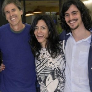 Marina Person Instagram - Hoje é dia do meu melhor amigo, meu ator favorito, meu parceiro de trabalho e de signo. Ele tá muito feliz pq além do aniversário, comemora as indicações pro Oscar, por isso essa foto dele como Pimpão:)
Na segunda imagem tem o registro da primeira vez que Walter Salles viu Caio no cinema, foi em Califórnia, que tava sendo exibido na @mostrasp . 
Em seguida vem um bastidor das filmagens do “Ainda Estou Aqui”. 
As últimas são do nosso trabalho mais recente juntos, no filme “Isabel”. 
Muita sorte ter vc perto na vida, meu amigo❤️