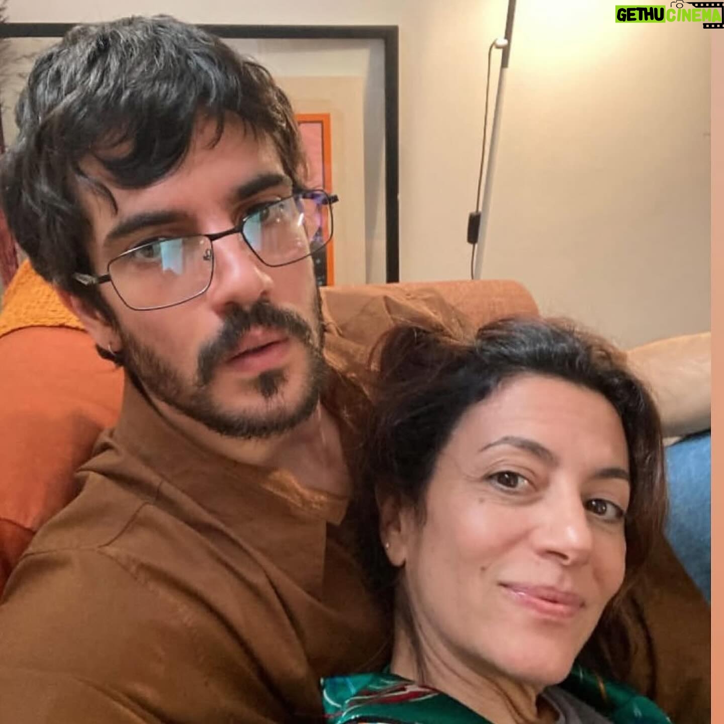 Marina Person - 3.1K Likes - Hoje é dia do meu melhor amigo, meu ator favorito, meu parceiro de trabalho e de signo. Ele tá muito feliz pq além do aniversário, comemora as indicações pro Oscar, por isso essa foto dele como Pimpão:)
Na segunda imagem tem o registro da primeira vez que Walter Salles viu Caio no cinema, foi em Califórnia, que tava sendo exibido na @mostrasp .
Em seguida vem um bastidor das filmagens do “Ainda Estou Aqui”.
As últimas são do nosso trabalho mais recente juntos, no filme “Isabel”.
Muita sorte ter vc perto na vida, meu amigo❤️