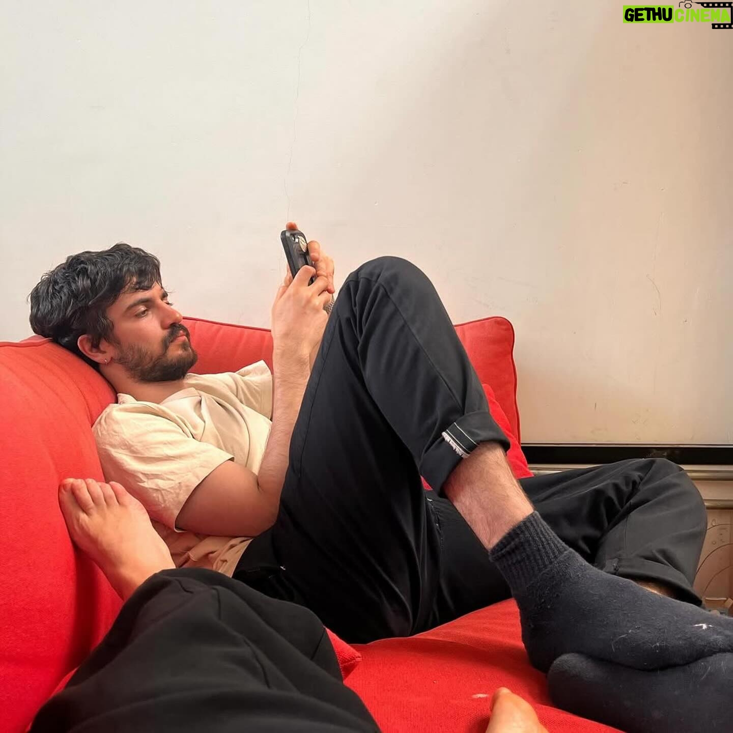 Marina Person - 3.1K Likes - Hoje é dia do meu melhor amigo, meu ator favorito, meu parceiro de trabalho e de signo. Ele tá muito feliz pq além do aniversário, comemora as indicações pro Oscar, por isso essa foto dele como Pimpão:)
Na segunda imagem tem o registro da primeira vez que Walter Salles viu Caio no cinema, foi em Califórnia, que tava sendo exibido na @mostrasp .
Em seguida vem um bastidor das filmagens do “Ainda Estou Aqui”.
As últimas são do nosso trabalho mais recente juntos, no filme “Isabel”.
Muita sorte ter vc perto na vida, meu amigo❤️