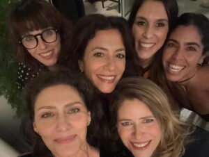 Marina Person Instagram - Não é todo dia que a gente sai numa foto com @neymatogrosso ! Tudo isso pra comemorar a virada de ano da maga de encontros gostosos com as melhores pessoas,  @saraholiveira 🎊🎊🎊
Viva você, Sá!!! Queria que vc fizesse aniversário pelo menos umas três vezes no ano!🤩