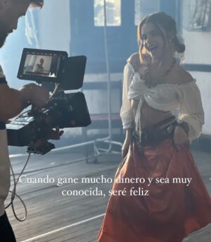 Marina Yers Instagram - He llorado creando este post. 

La verdad es que toda mi adolescencia y parte de mis 20 estuve persiguiendo sueños vacíos, dopamina momentánea, y cosas materiales como si fuese lo más importante. 

Me tuve que dar muy muy buenas hostias en la vida, para darme cuenta de que eso NO estaba NI CERCA de lo que verdaderamente me haría feliz. 

Era un “agujero para conejos”. La fama, el dinero, el estatus, el poder… Todo eso lo es. 

Lo único que me hizo cambiar de verdad, fue Dios. 
Pidiendo mucho a Dios encontré mi lugar en el mundo, un entorno sano, felicidad en las cosas más simples y mucho amor y empatía, allá donde vaya. 

GRACIAS DIOS por liberarme de todas esas cadenas y mostrarme el camino correcto. 

Ahora si soy una persona plena y feliz. De corazón. 

#diosesamor #felicidadtotal #serfeliz #felicidadplena #diosteama #diostehabla #desarrollopersonal #vivirmejor