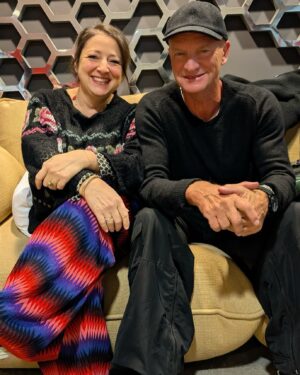 Marisa Passera Instagram - Oggi mi sono seduta su un divanetto con Sting 🐝 ✨ avrei potuto dirgli che da piccola giravo per casa cantando e ballando de do do do de da da da all’infinito  per la gioia di mio fratello e mia sorella che erano “ grandi “ e avevano i dischi ma  certo non la fiducia nel mio talento di performer , e dirgli anche che poi ho cantato male circa tutte le sue canzoni . Invece lui , che era contento perché aveva appena riso con sua moglie in videochiamata , mi ha detto nice trousers e io ho risposto più volte 🙏🏻🙏🏻🙏🏻🙏🏻 per fargli capire che comunque so fare anche yoga . Tutto qui, una piccola cosa ma speciale per me ✨ come al solito foto di matte @matteo_curti ❤️ ( metto un 🙏🏻 anche a te )