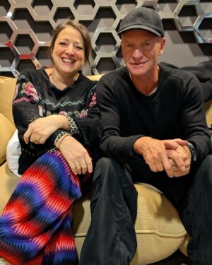 Marisa Passera Instagram - Oggi mi sono seduta su un divanetto con Sting 🐝 ✨ avrei potuto dirgli che da piccola giravo per casa cantando e ballando de do do do de da da da all’infinito  per la gioia di mio fratello e mia sorella che erano “ grandi “ e avevano i dischi ma  certo non la fiducia nel mio talento di performer , e dirgli anche che poi ho cantato male circa tutte le sue canzoni . Invece lui , che era contento perché aveva appena riso con sua moglie in videochiamata , mi ha detto nice trousers e io ho risposto più volte 🙏🏻🙏🏻🙏🏻🙏🏻 per fargli capire che comunque so fare anche yoga . Tutto qui, una piccola cosa ma speciale per me ✨ come al solito foto di matte @matteo_curti ❤️ ( metto un 🙏🏻 anche a te )