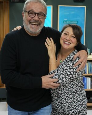 Marisa Passera Instagram - Amarlo un po’…dal 1984 ❤️ che fortuna averlo abbracciato forte, che fortuna avere pronto  un amico fotografo @matteo_curti , che fortuna avere un capo che ride e dice vai  @linus_dj , che fortuna che la radio è la mia casa e posso entrare in tutte le stanze e in tutti programmi e se mi gira tornare piccola all’occorrenza dell’amor ❤️ grazie per la comprensione a Claudio Amendola