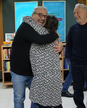 Marisa Passera Instagram - Amarlo un po’…dal 1984 ❤️ che fortuna averlo abbracciato forte, che fortuna avere pronto  un amico fotografo @matteo_curti , che fortuna avere un capo che ride e dice vai  @linus_dj , che fortuna che la radio è la mia casa e posso entrare in tutte le stanze e in tutti programmi e se mi gira tornare piccola all’occorrenza dell’amor ❤️ grazie per la comprensione a Claudio Amendola