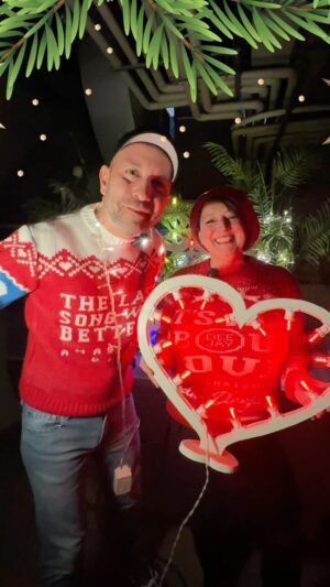 Marisa Passera Instagram - Torna “A Cena con Deejay – Christmas Edition”, l’evento live in versione natalizia che riunisce a tavola i talent e gli ascoltatori per una serata unica di festa e convivialità.

Per la terza edizione abbiamo alzato il livello! Il 10 dicembre dalle 19:00 in poi, nello scenografico ambiente dello Spirit de Milan a Milano, Marisa Passera, Matteo Curti e lo chef stellato Tommaso Arrigoni accoglieranno ben 250 ascoltatori per un’esperienza gastronomica e di intrattenimento all’insegna del gusto e dell’allegria. Una cena preparata per deliziare il palato, seguita da un dopocena pieno di giochi e musica dal vivo.

Quali sorprese riserverà questa serata indimenticabile?

Non perderti l’occasione di scoprirlo, prenota il tuo posto su deejay.it 

#acenacondeejay @matteo_curti @marisapassera @arrigonitom