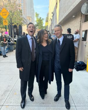 Mariska Hargitay Instagram - Bring it in, squad. ❤️ Don’t miss an all-new #LawAndOrder Thursday TONIGHT 8/7c on @nbc and streaming on @peacock!