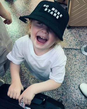Mariya Shekunova Instagram - Наша любительница какао, салонов красоты и всех миленьких маленьких и огромных собачек и кошечек))) 🌟🌟🌟
.
Говорят душа ребенка выбирает своих родителей задолго до своего рождения…Миронька, я хочу, чтобы ты знала, мы так благодарны Богу, Вселенной за то, что ты выбрала нас!!! Как бы банально это не звучало)) Мы любим тебя так сильно, как только это возможно…✨✨✨
.
Помню, когда я узнала, что беременна я подумала, хоть бы мальчик, ведь я про них уже все знаю! Мне так классно всегда с Ярославом, мы на одной волне, с ним бывает то весело до слёз, а потом вдруг так тепло и душевно, он потрясающий друг, он такой кайфовый…я хотела повторить успех…🤣🙏
Но оказалась девочка…наша невероятная, непредсказуемая, неукротимая доченька Мира!!! 
.
И как же я теперь счастлива, что она девочка)) Это совершенно другой мир, другой космос, другое всё…Таких эмоциональных качелей я не испытывала наверное никогда в жизни…😍🫣😆😵‍💫😭😍
.
Мира-ты наш учитель, наша гордость и наша любовь! 
С ДНЁМ РОЖДЕНИЯ, королева Мира!!!Будь здорова и счастлива♥️♥️♥️
.
#happybirthday #Миронька #love